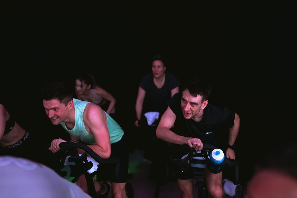Vaikinai mina dviračius Cycle treniruotėje