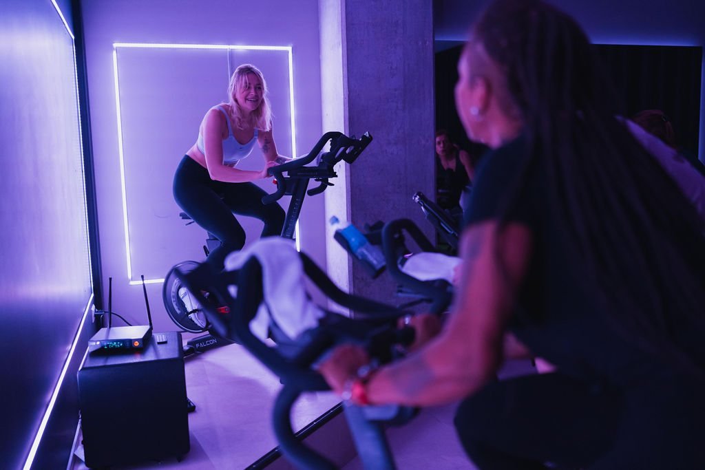 Spin studija iš galo, priekyje trenerė